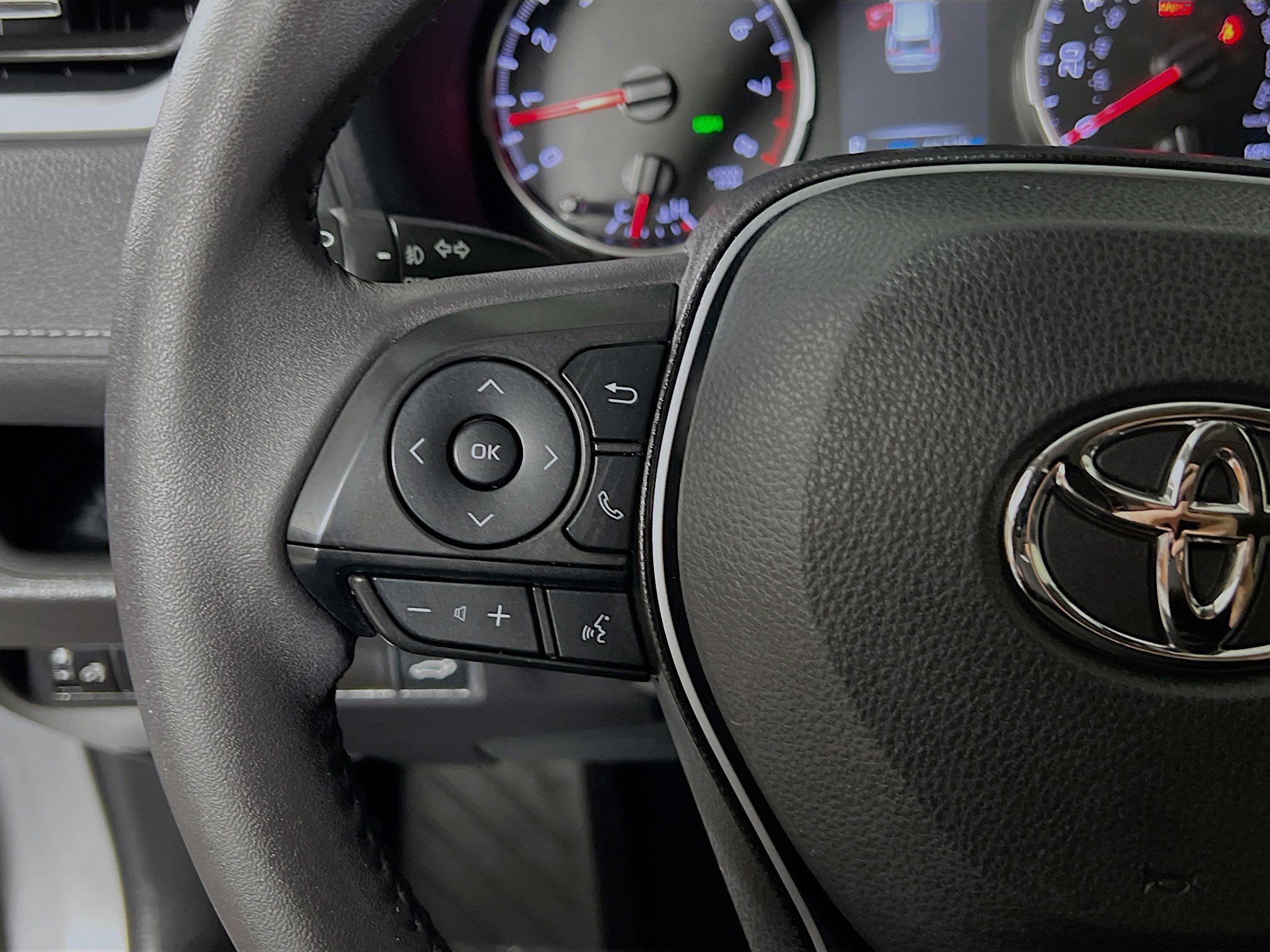 Used 2022 Toyota RAV4 XLE Premium image 19