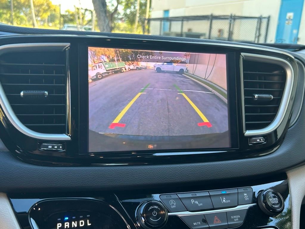 Certified 2024 Chrysler Pacifica Touring-L image 24