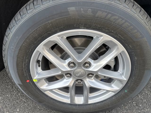 New 2025 Jeep Grand Cherokee L Laredo w/ Luxury Tech Group I image 6