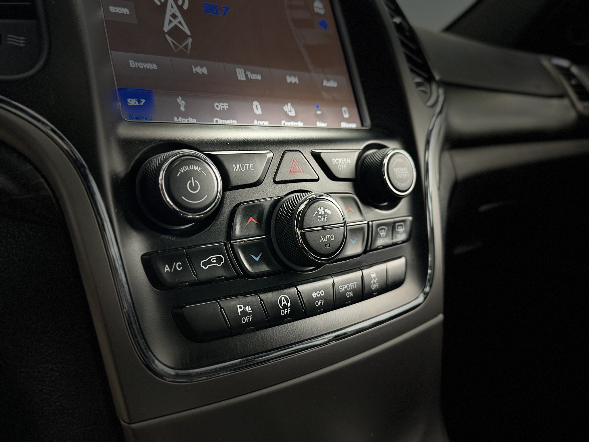 Used 2018 Jeep Grand Cherokee Altitude AWD/4WD image 24