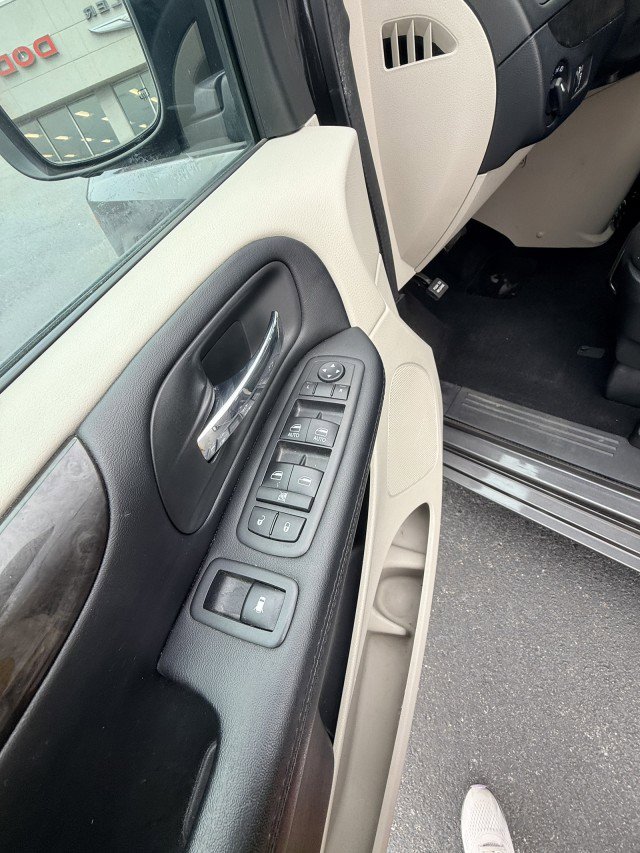 Used 2019 Dodge Grand Caravan SE w/ UConnect Hands-Free Group image 15