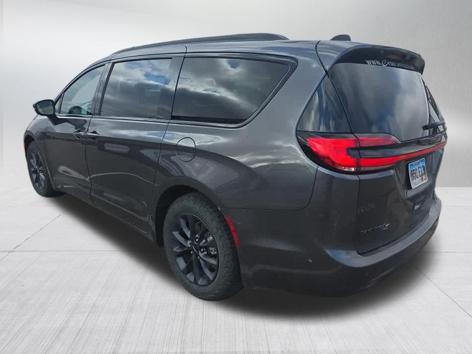 Used 2023 Chrysler Pacifica Touring w/ S Appearance Package image 4