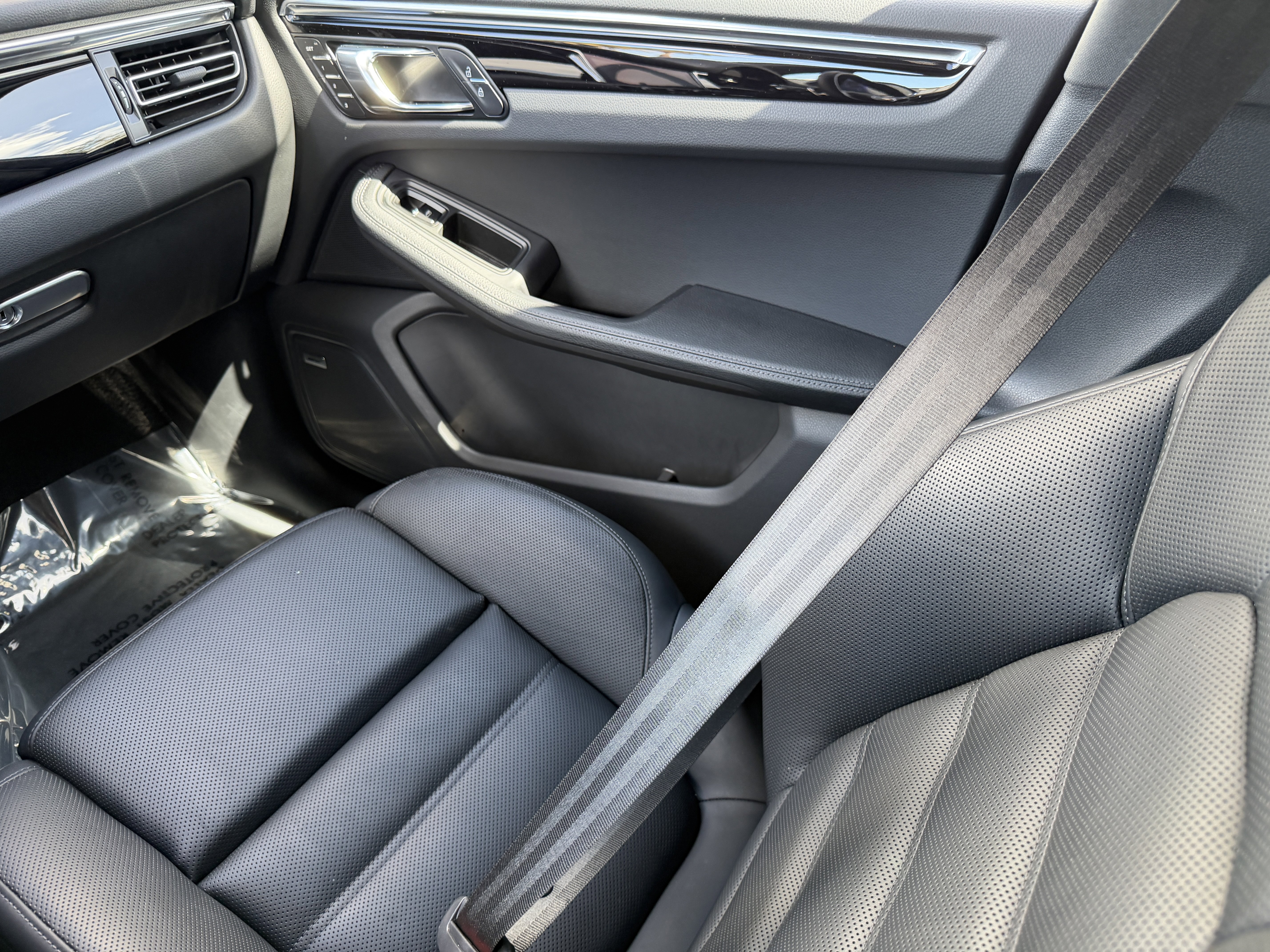 Certified 2025 Porsche Macan image 21