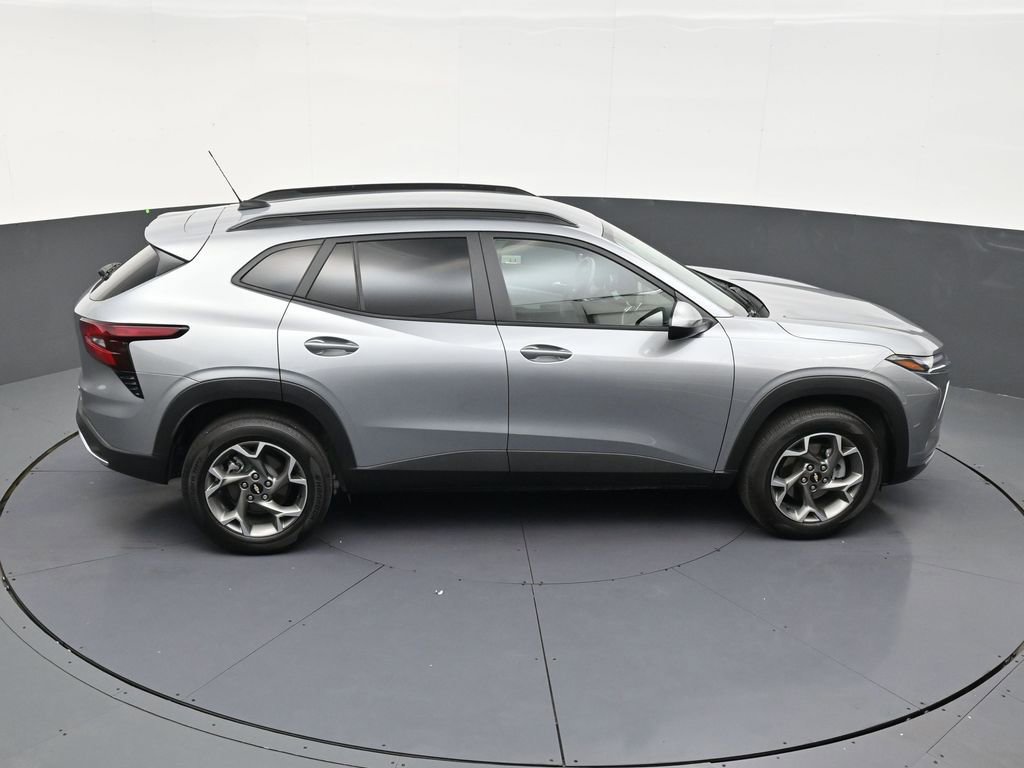 Used 2025 Chevrolet Trax LT FWD image 18