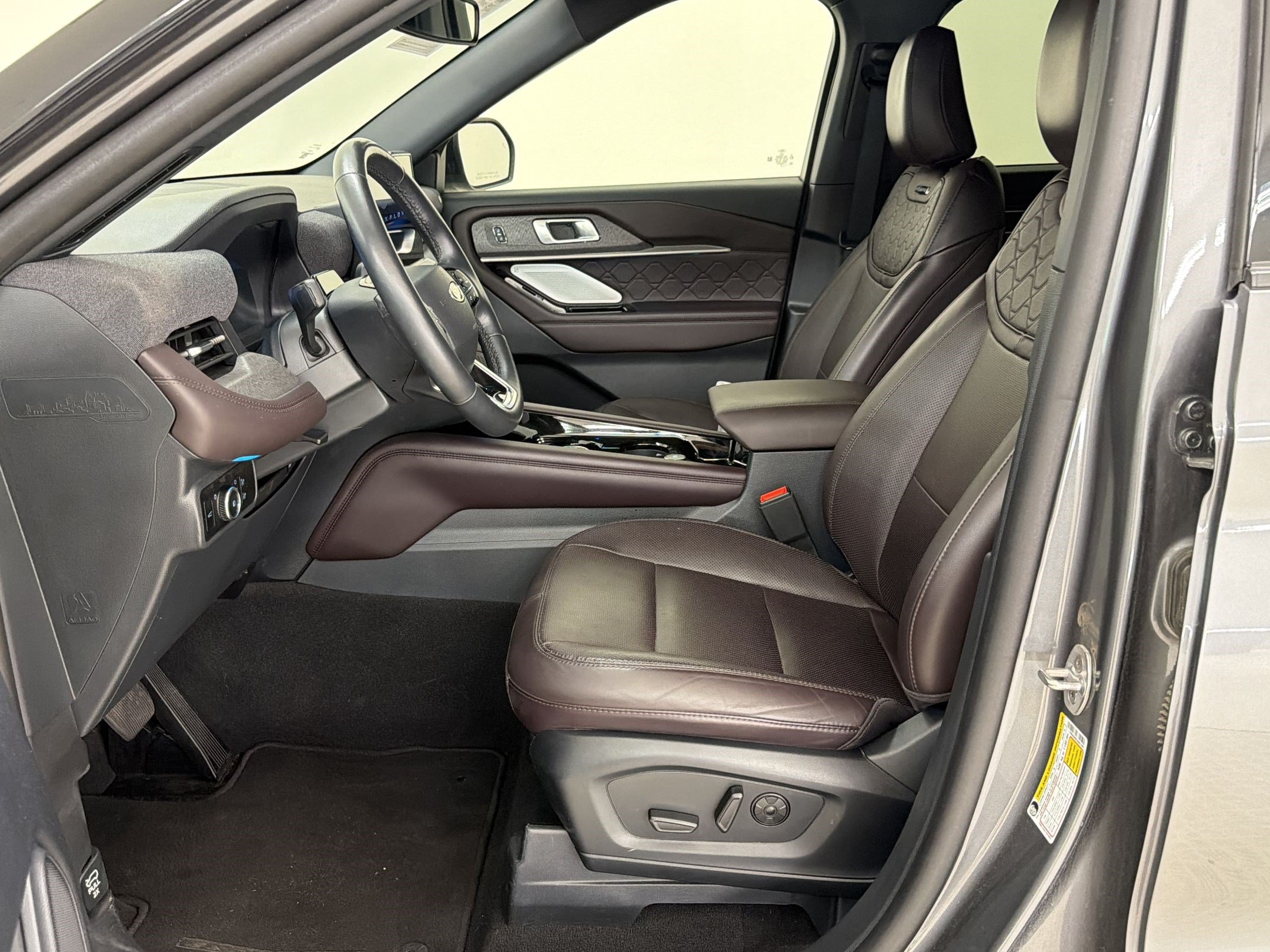 Certified 2025 Ford Explorer Platinum w/ LUX Leather Package AWD/4WD image 5