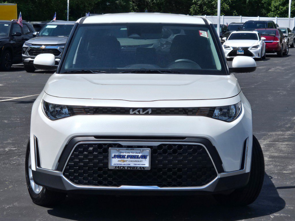 Used 2025 Kia Soul LX w/ LX Technology Package FWD image 4