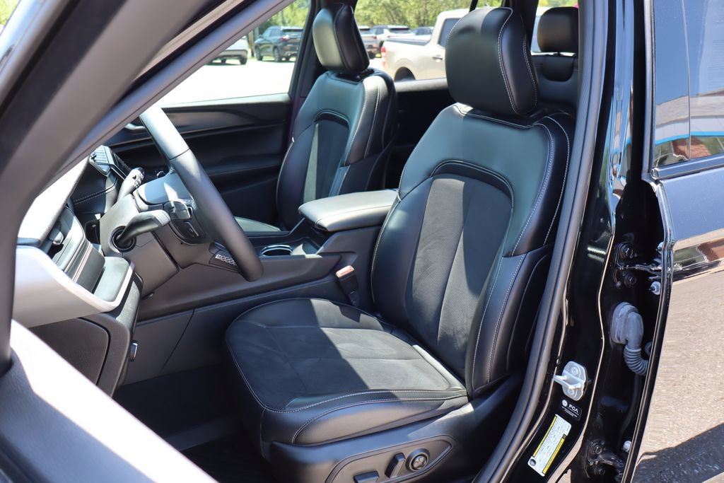 Used 2024 Jeep Grand Cherokee Altitude AWD/4WD image 12