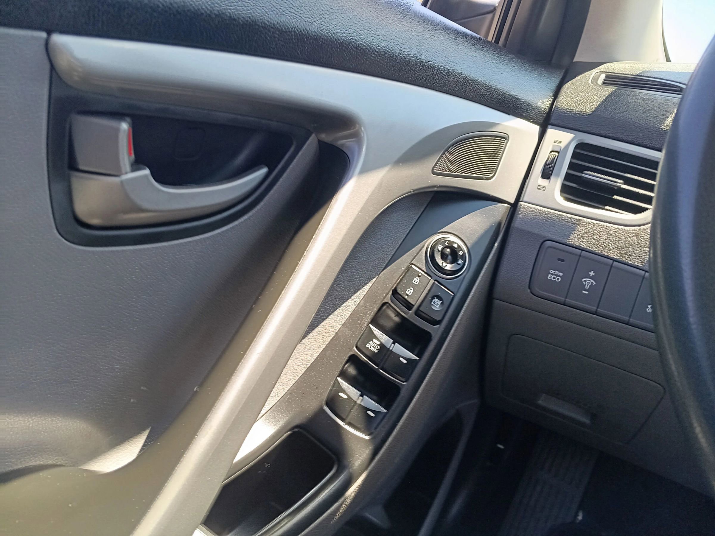 Used 2014 Hyundai Elantra SE image 24