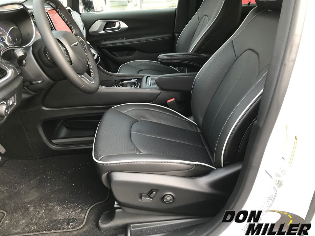 New 2026 Chrysler Pacifica Limited image 13