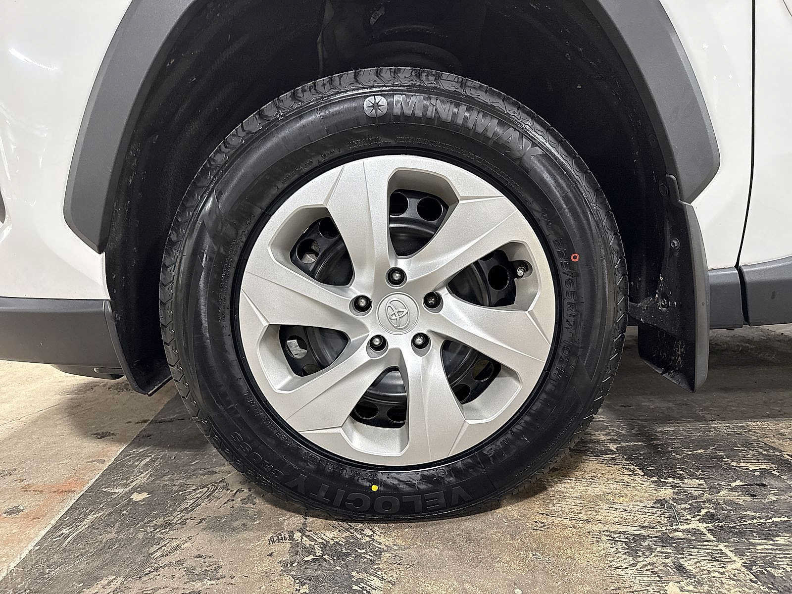 Used 2022 Toyota RAV4 LE AWD/4WD image 10