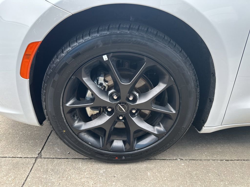 Used 2025 Chrysler Pacifica Limited image 6