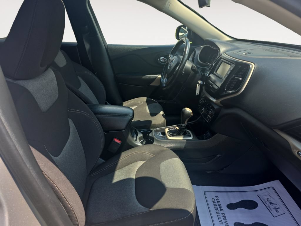 Used 2018 Jeep Cherokee Latitude w/ Cold Weather Group FWD image 15