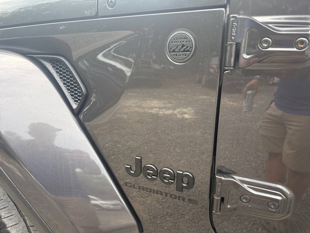 Used 2024 Jeep Gladiator Sport AWD/4WD image 16