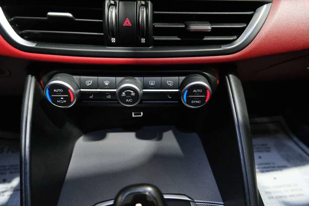 Used 2018 Alfa Romeo Giulia Ti w/ Nero Edizione RWD image 27
