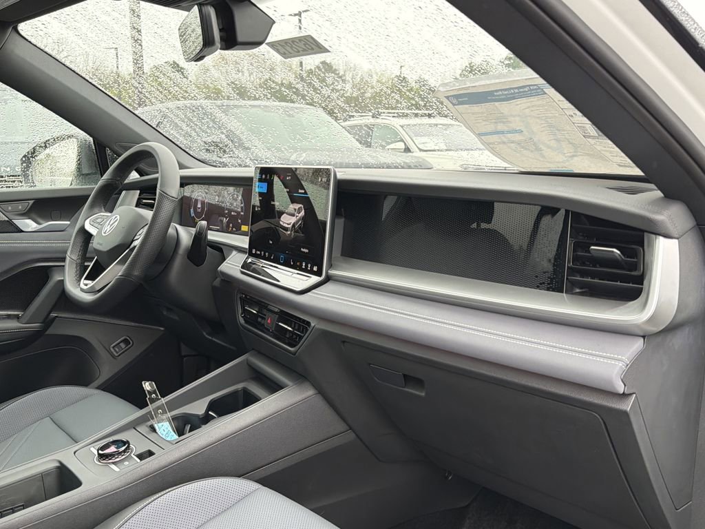 New 2026 Volkswagen Tiguan SE R-Line FWD image 21