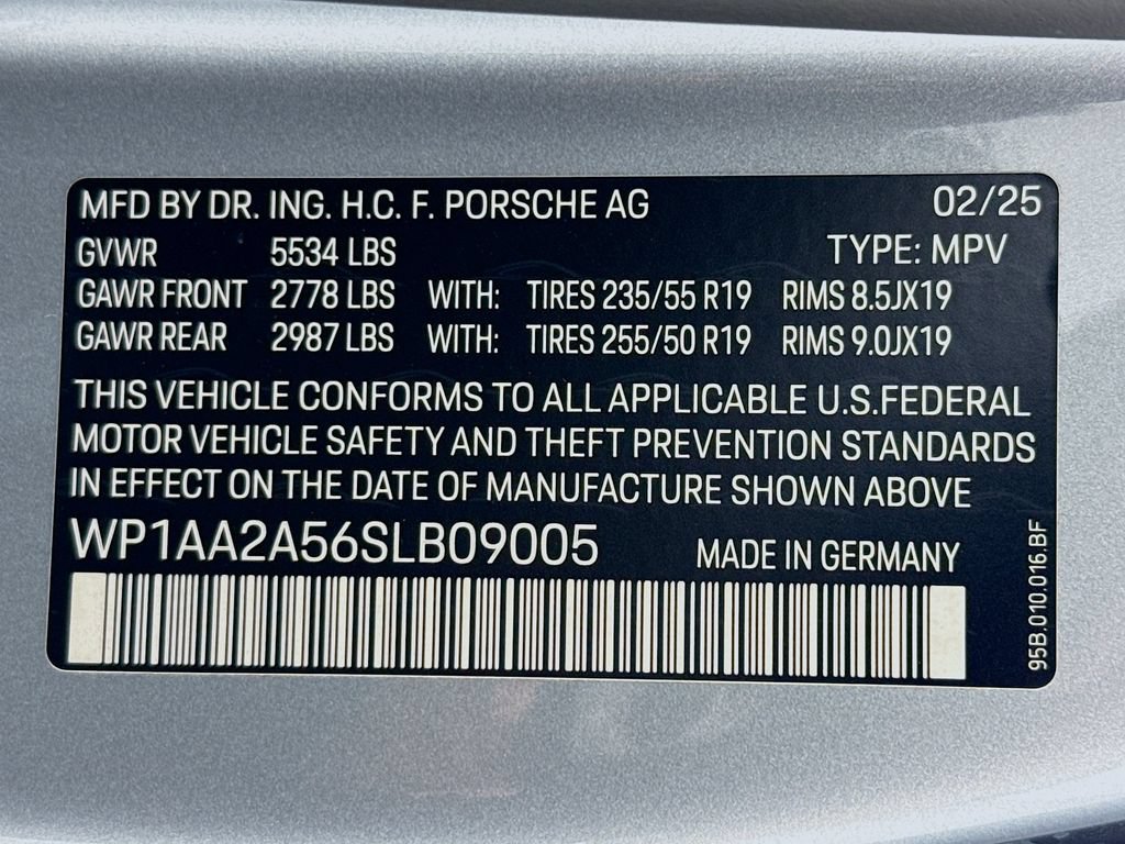 Certified 2025 Porsche Macan AWD/4WD image 37