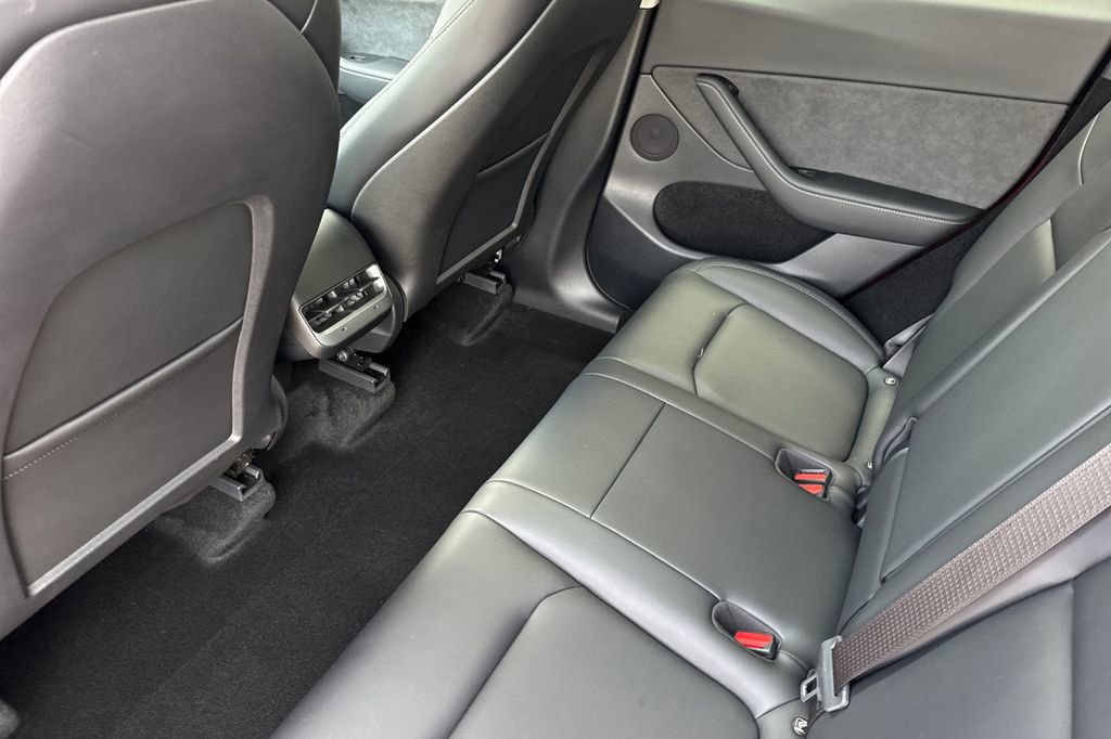 Used 2024 Tesla Model Y 2WD image 5