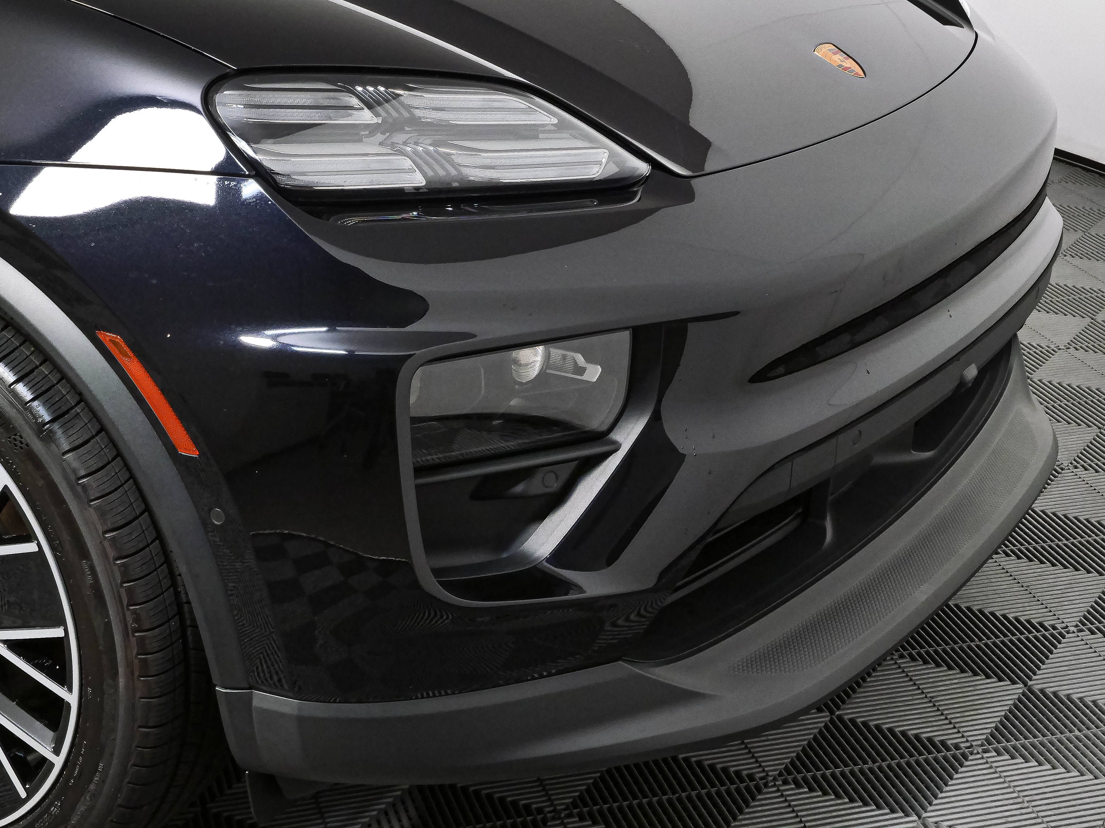 Certified 2025 Porsche Macan Electric RWD image 37