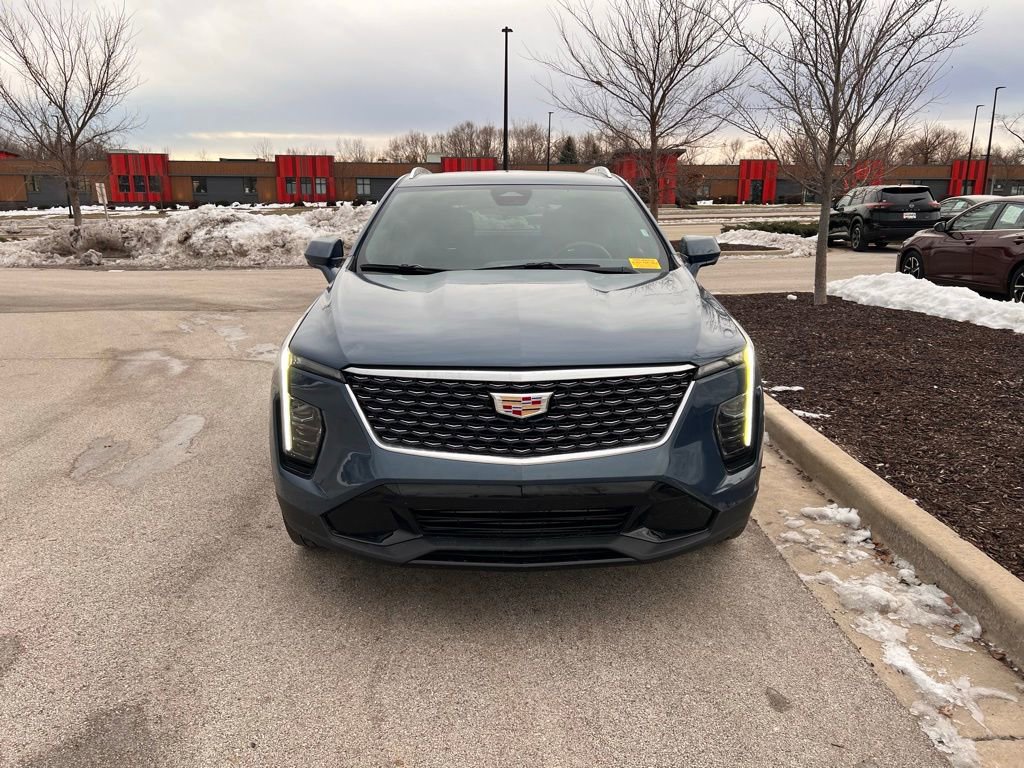 Used 2025 Cadillac XT4 Premium Luxury image 2