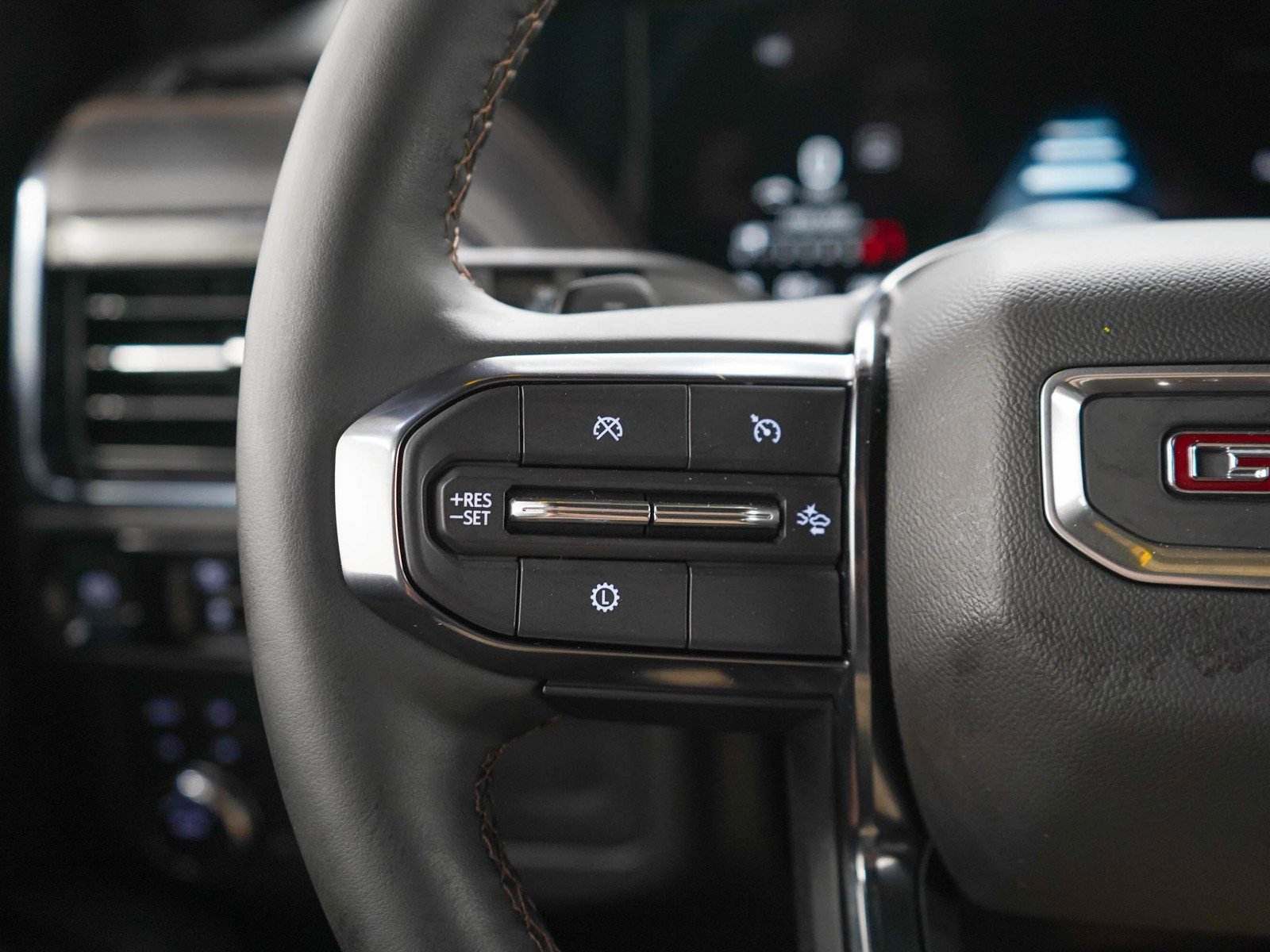 Used 2025 GMC Yukon AT4 AWD/4WD image 25