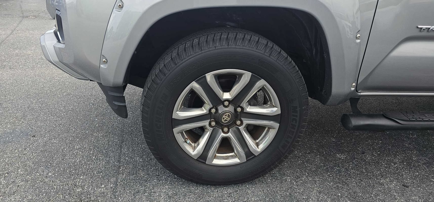 Used 2017 Toyota Tacoma Limited w/ Tow Package RWD image 11
