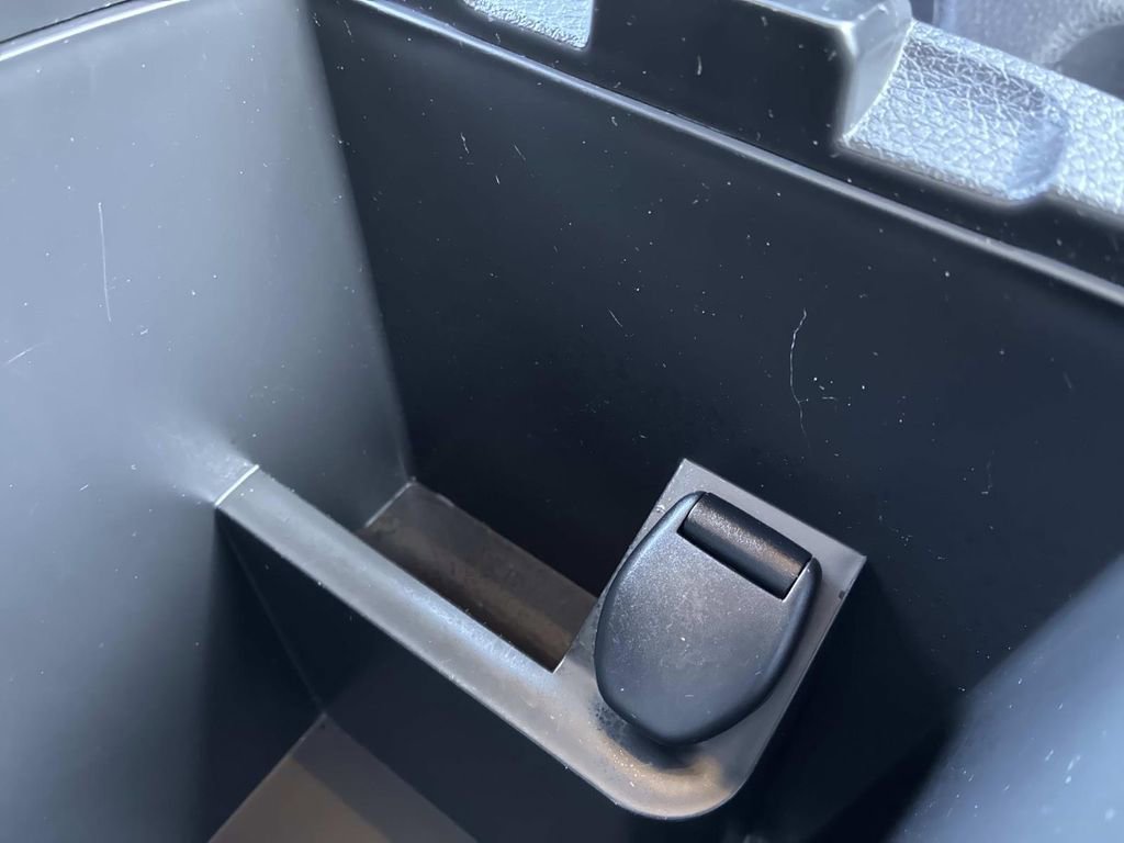 Used 2017 Nissan Rogue SV image 17