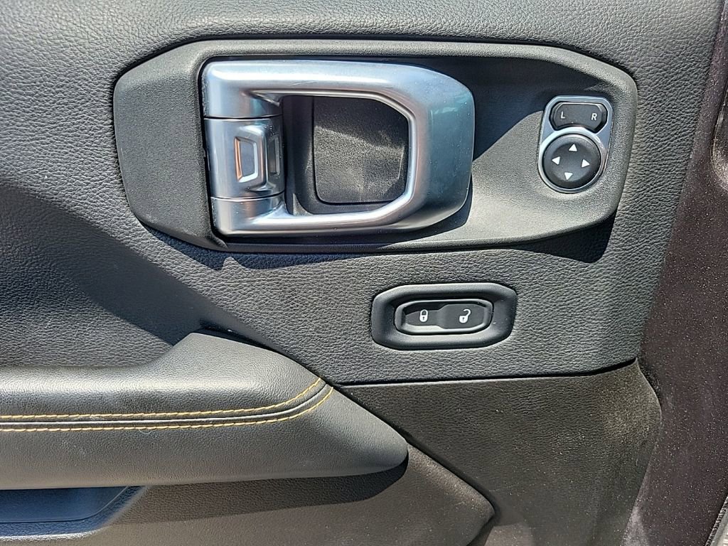 Used 2025 Jeep Wrangler Unlimited Sahara AWD/4WD image 11