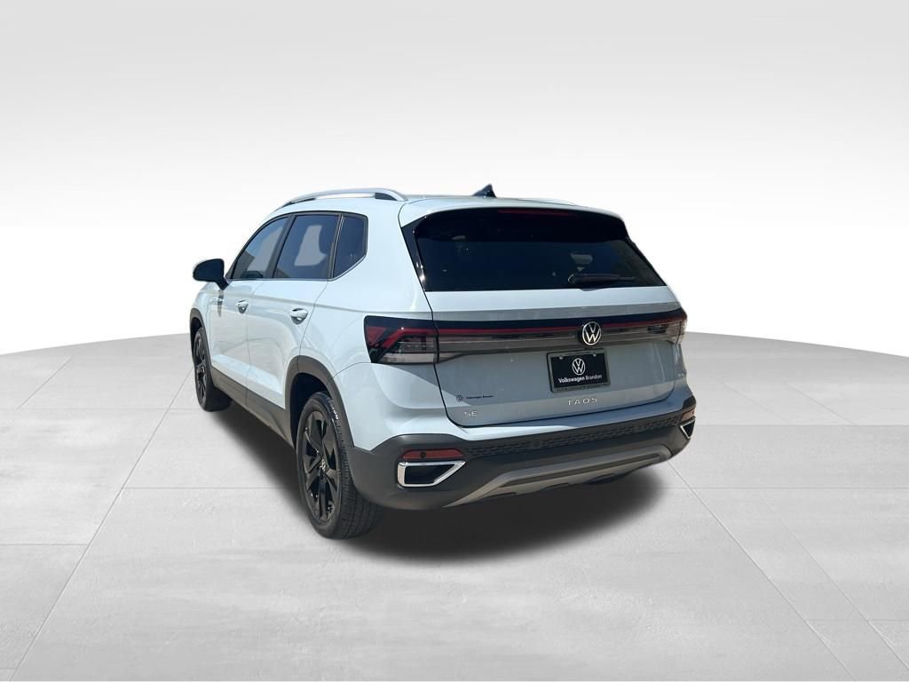 Certified 2025 Volkswagen Taos SE w/ Panoramic Sunroof Package FWD image 3
