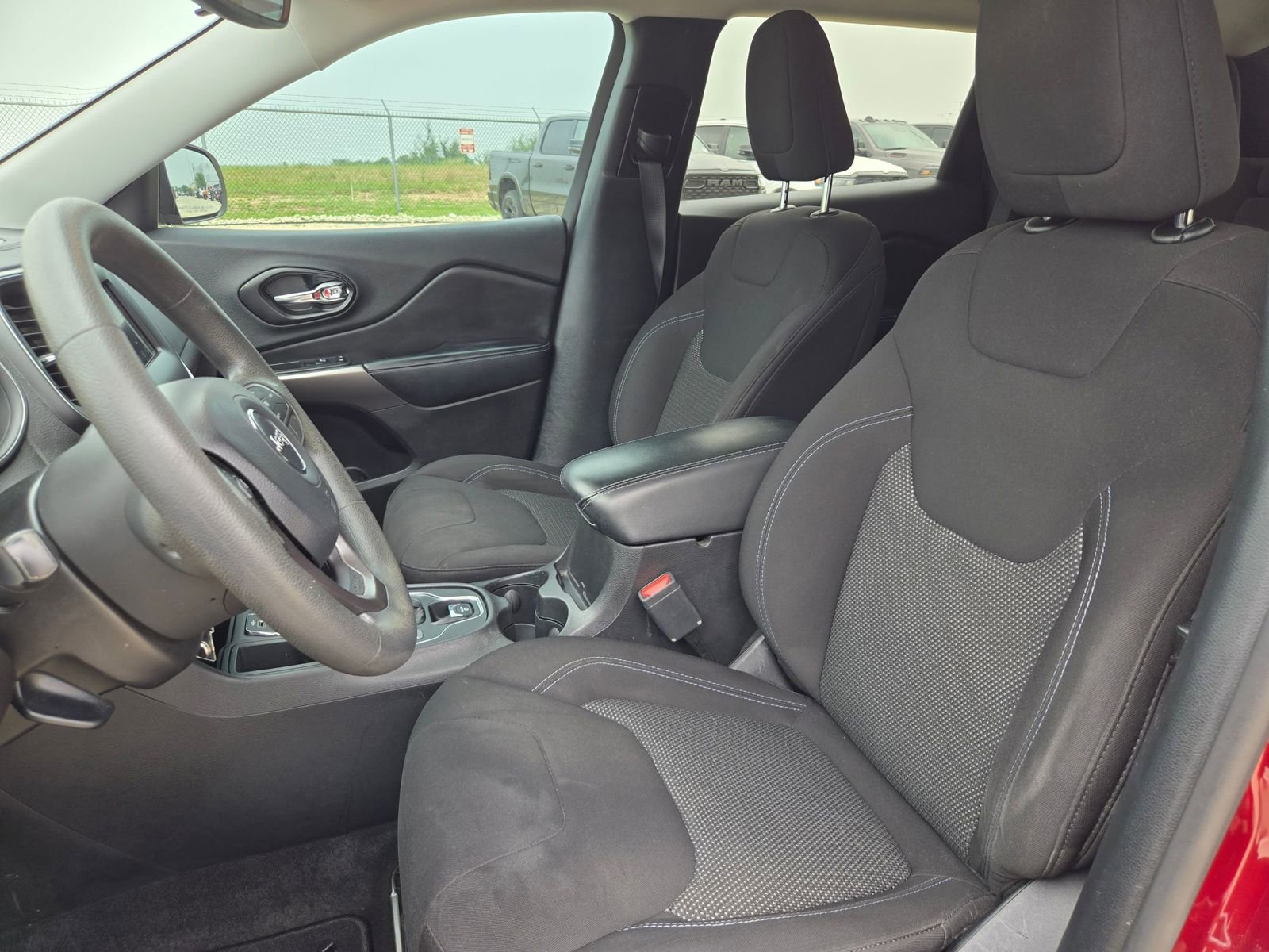 Used 2021 Jeep Cherokee Latitude FWD image 10
