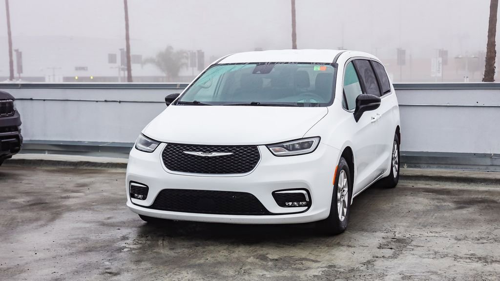 Certified 2024 Chrysler Pacifica Touring-L image 4