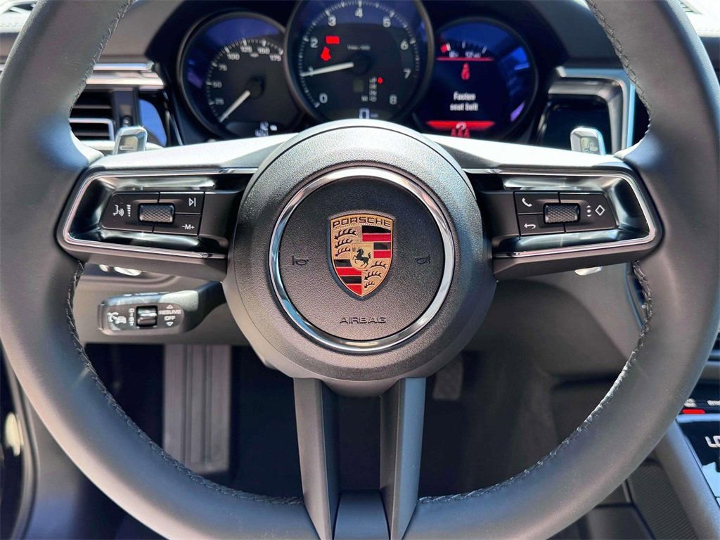 Certified 2025 Porsche Macan AWD/4WD image 18