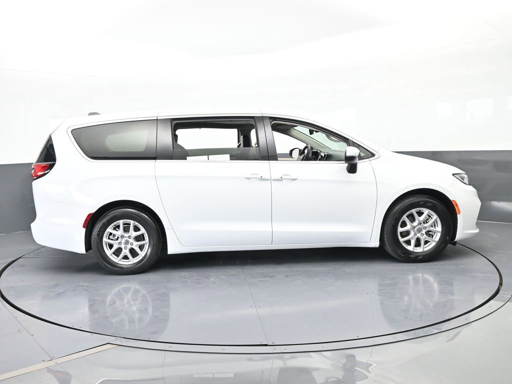 Used 2023 Chrysler Pacifica Touring-L image 7