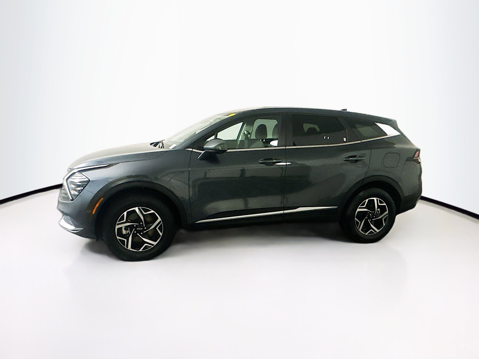 Used 2025 Kia Sportage LX image 4