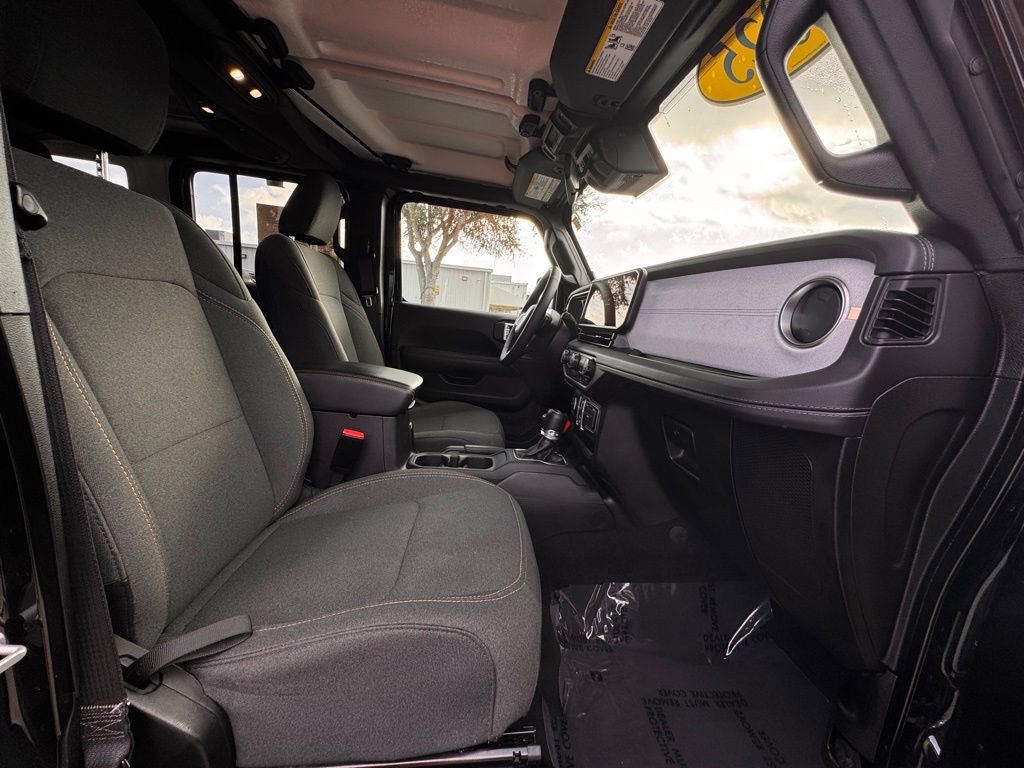 Used 2025 Jeep Wrangler Sahara image 31