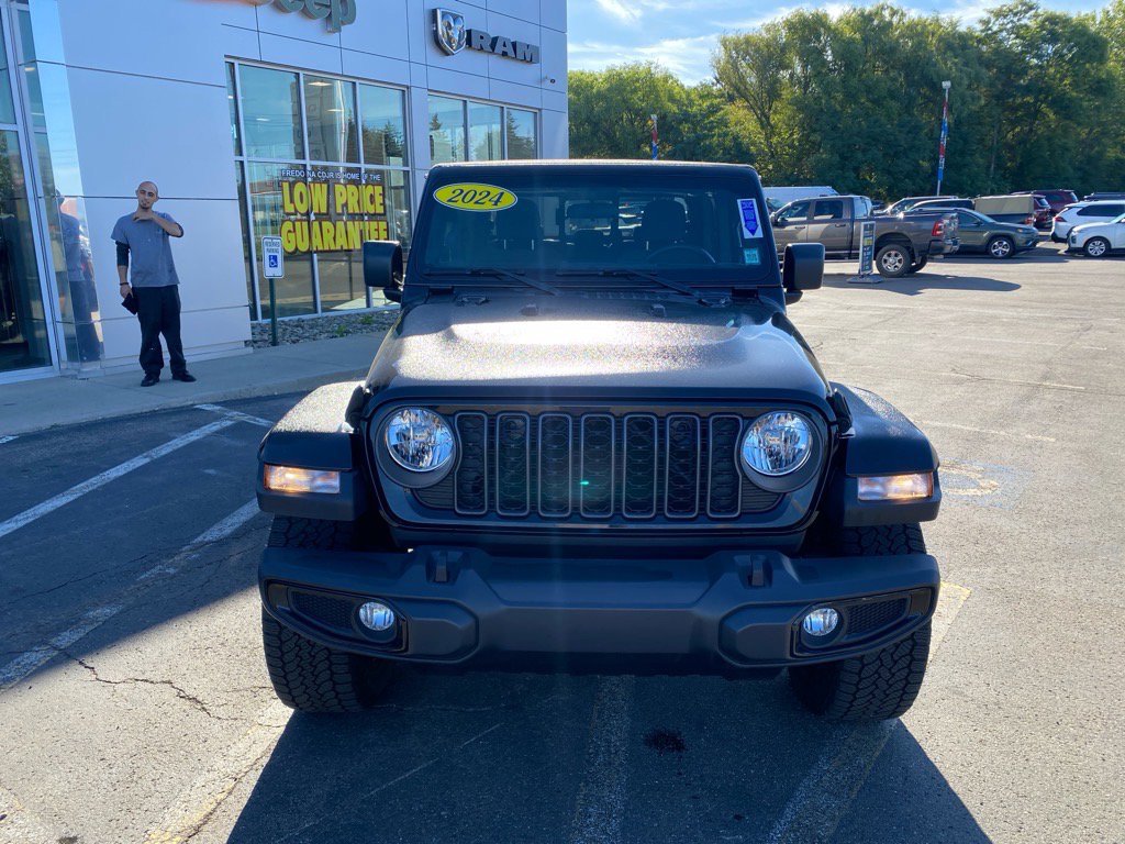 Used 2024 Jeep Gladiator Sport image 8