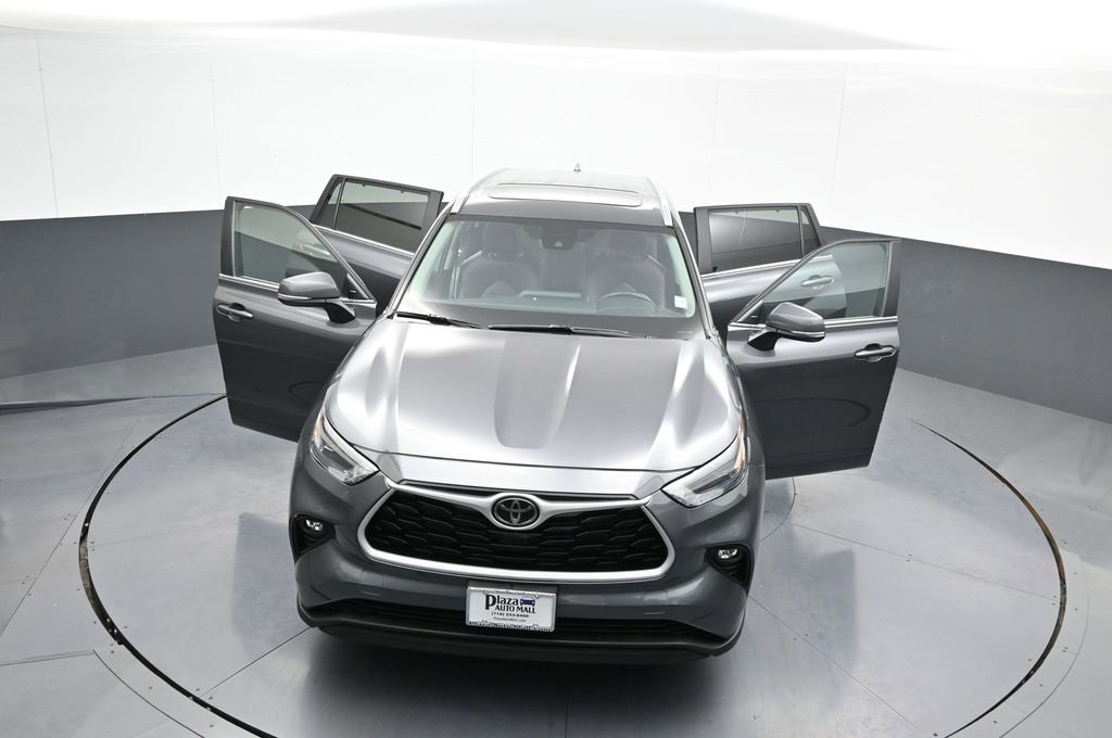 Certified 2023 Toyota Highlander XLE image 48