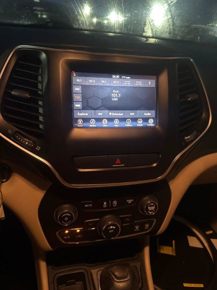 Used 2019 Jeep Cherokee Latitude w/ Popular Appearance Group FWD image 19