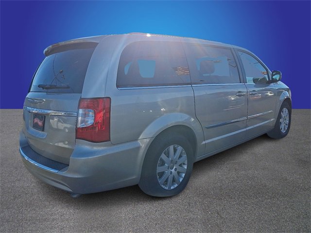 Used 2015 Chrysler Town & Country Touring image 4