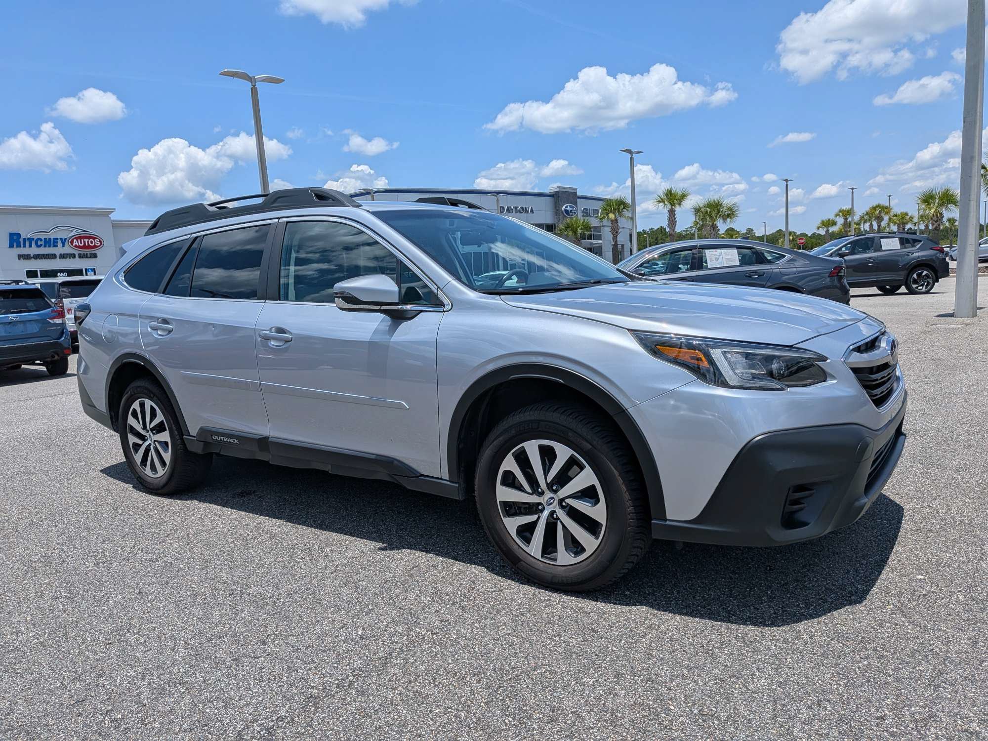 Used 2022 Subaru Outback Premium AWD/4WD image 2