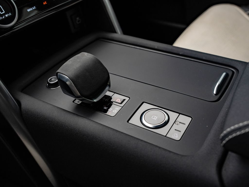Used 2024 Land Rover Discovery Dynamic SE AWD/4WD image 39