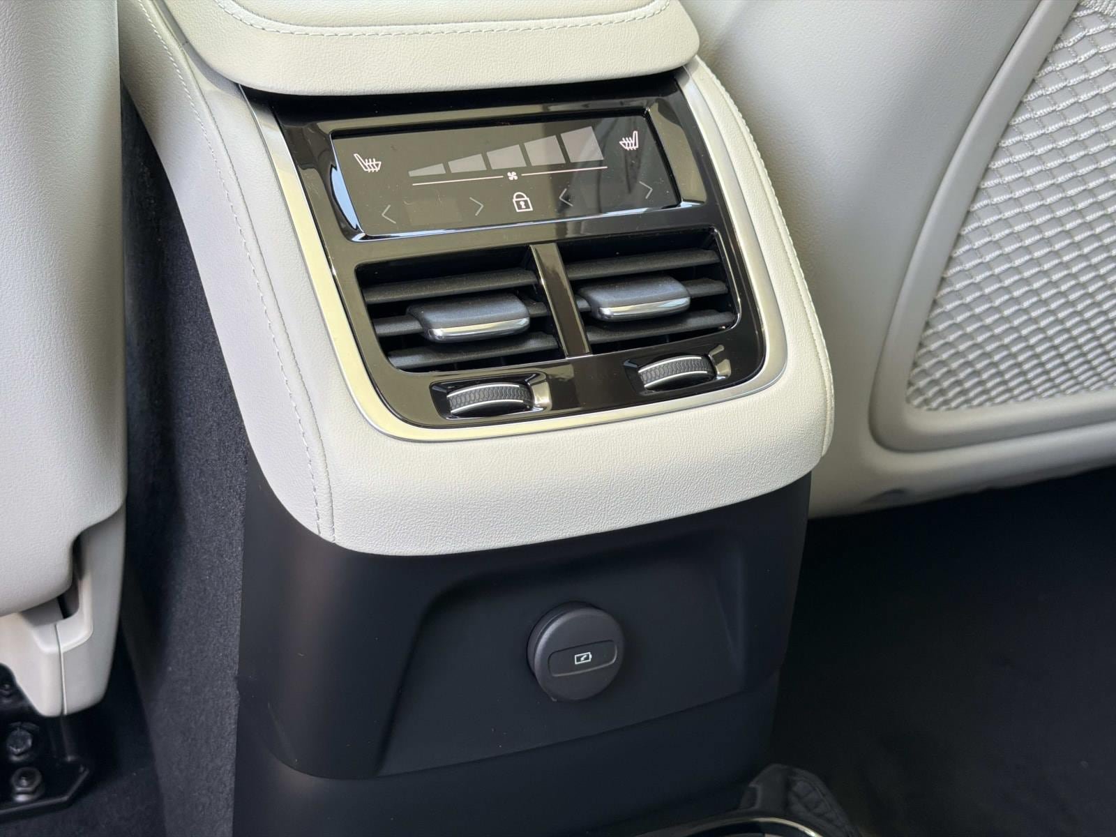 New 2026 Volvo XC90 T8 Ultra w/ Lounge Package AWD/4WD image 10