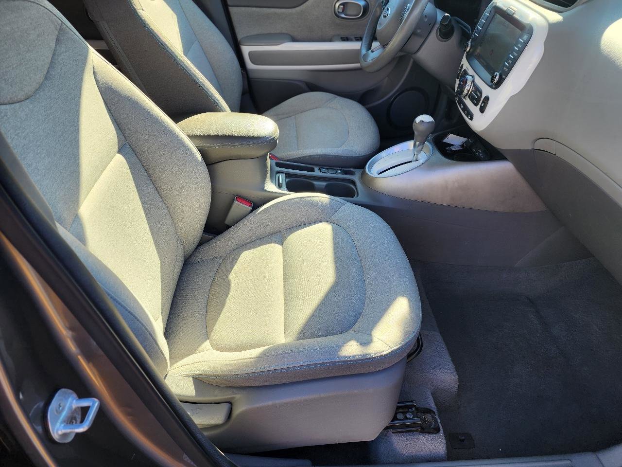 Used 2016 Kia Soul EV FWD image 28