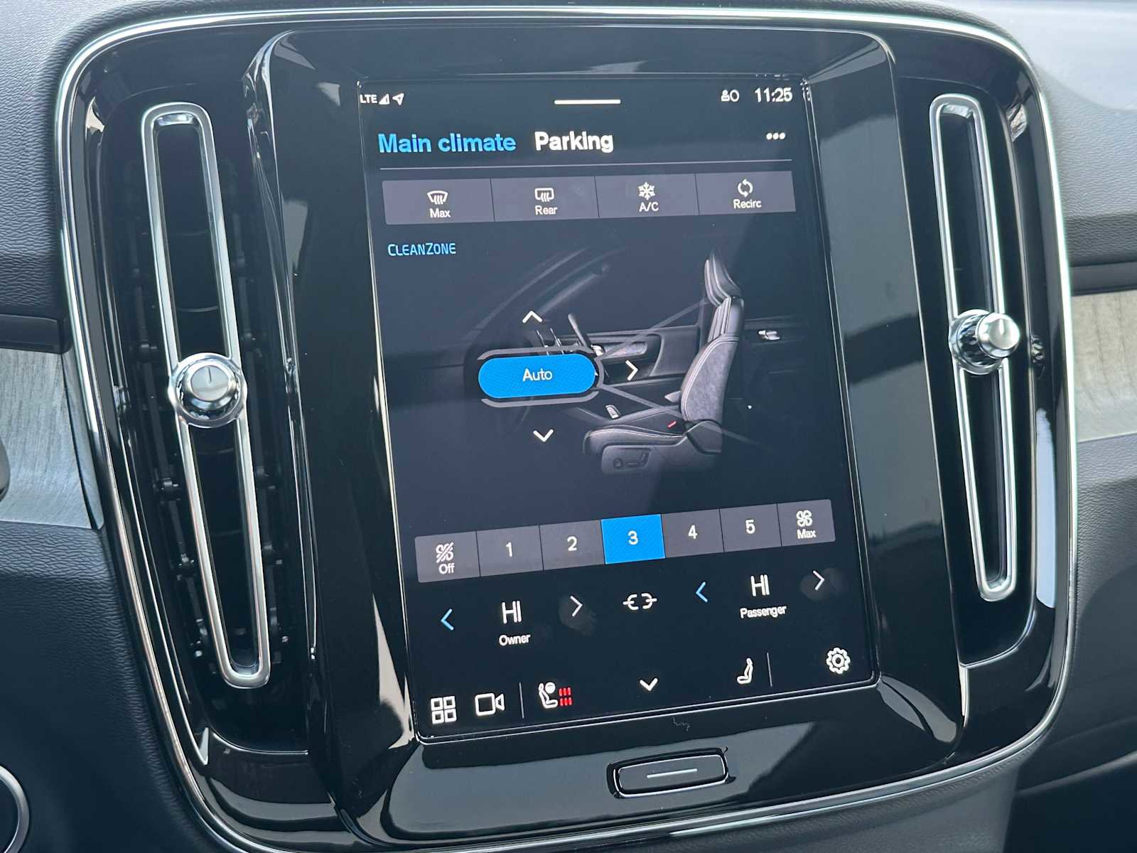 Used 2025 Volvo XC40 B5 Ultra w/ Climate Package image 28