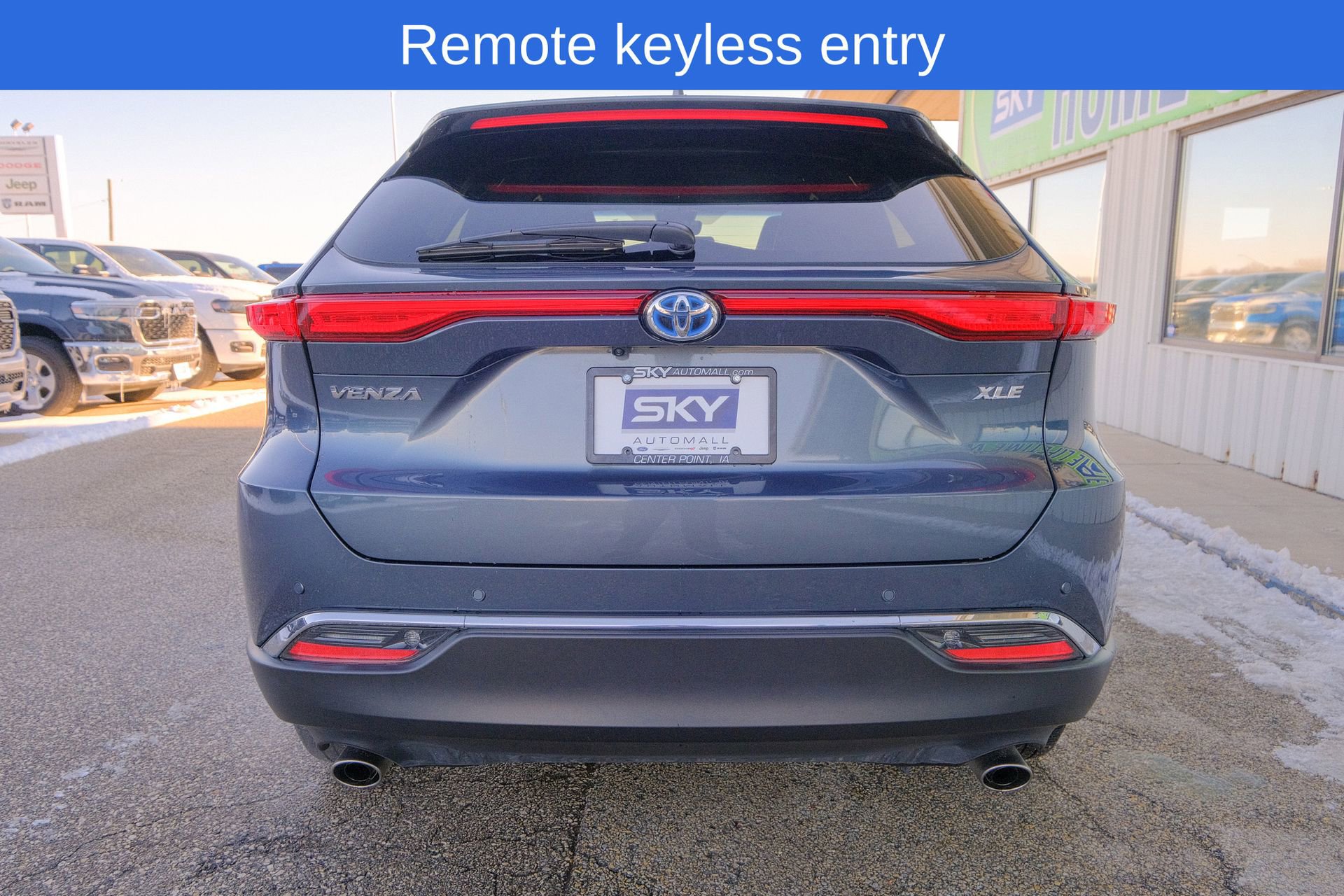 Used 2023 Toyota Venza XLE image 7