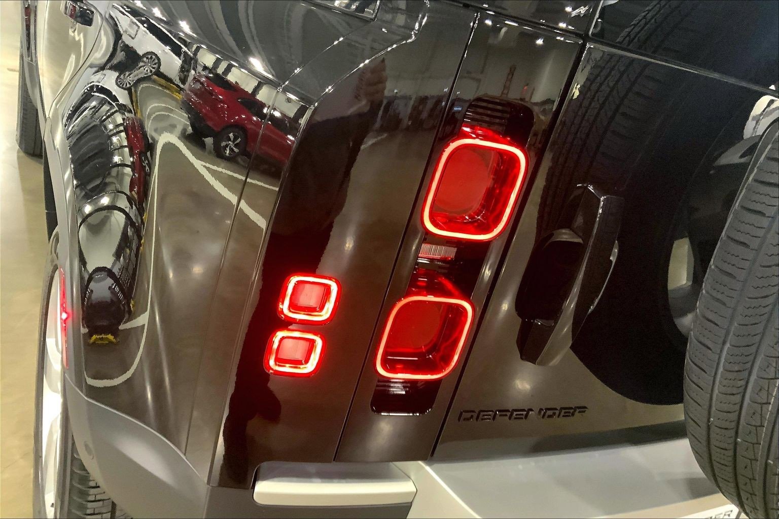 Used 2025 Land Rover Defender 110 S image 28