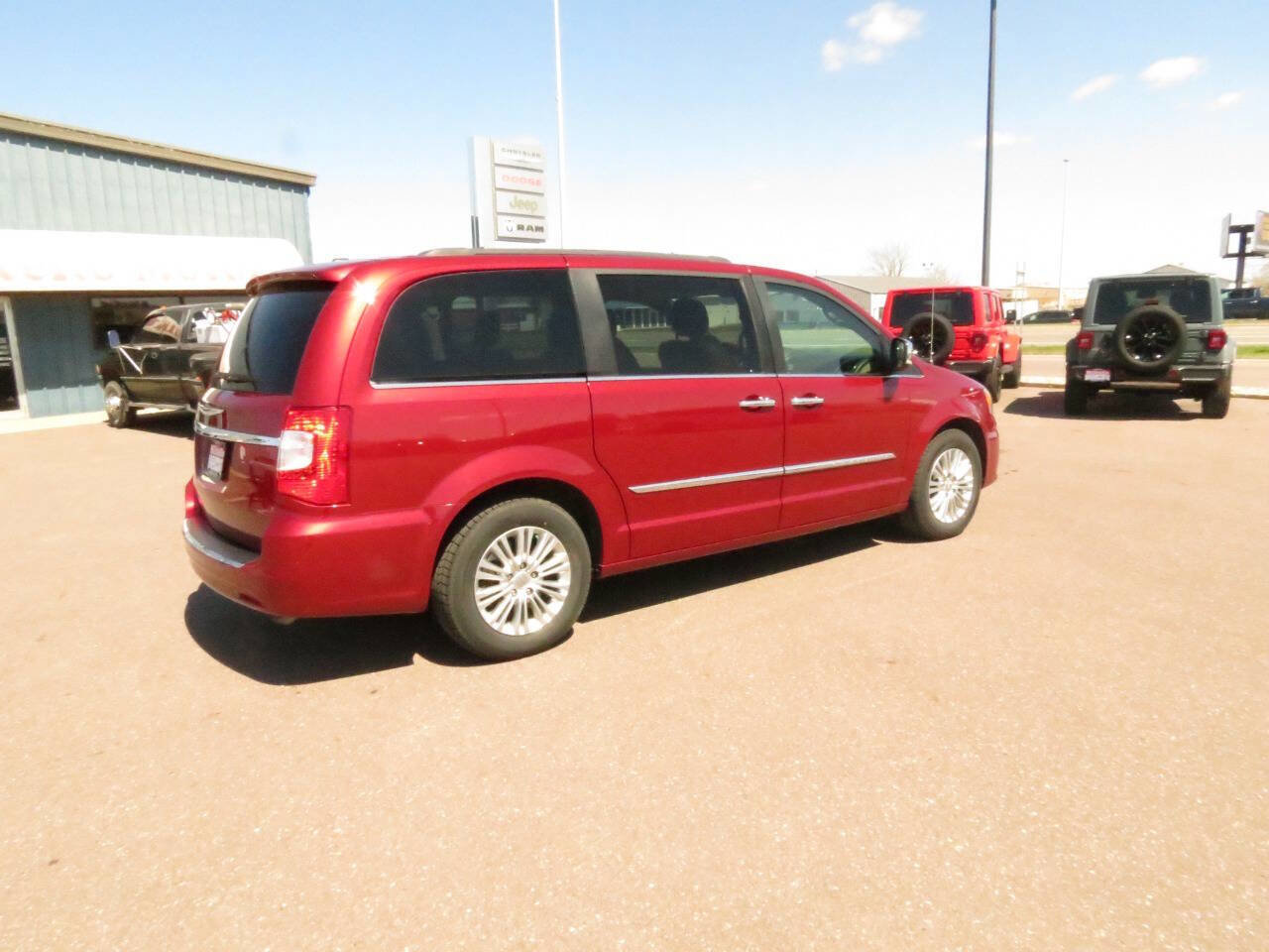 Used 2015 Chrysler Town & Country Touring-L w/ Driver Convenience Group FWD image 4