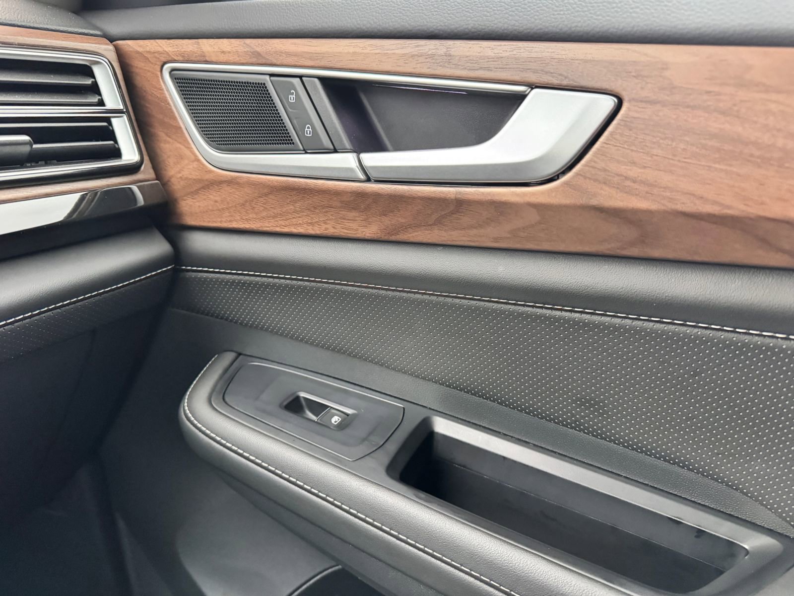 Used 2025 Volkswagen Atlas SE image 20