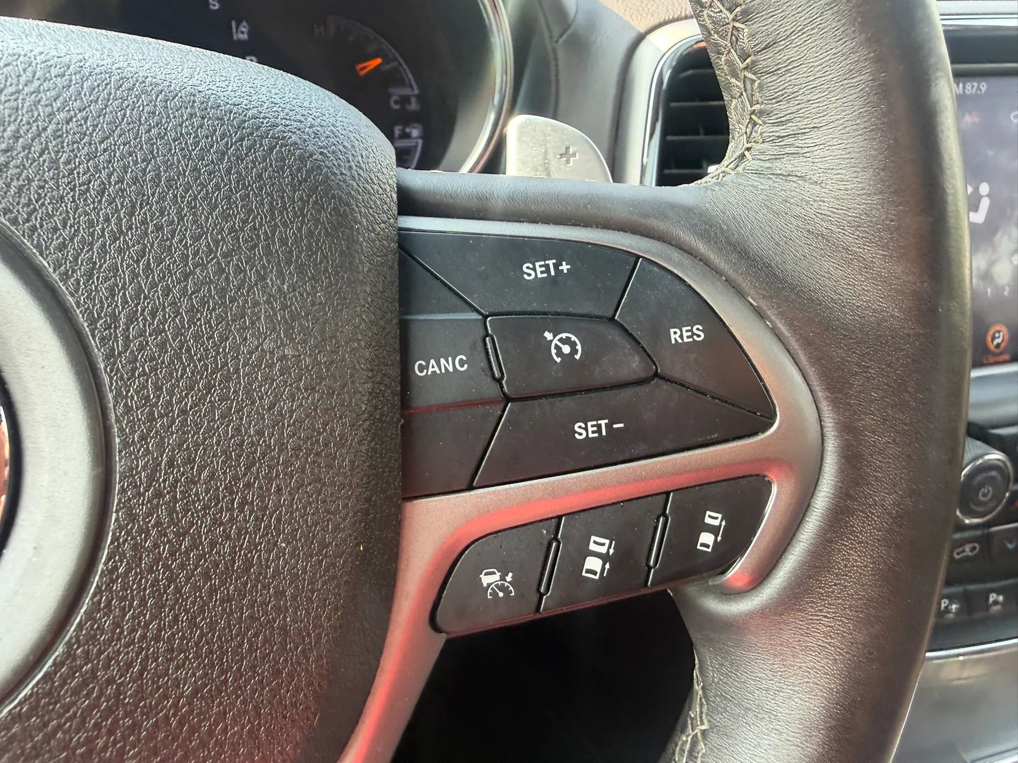 Used 2018 Jeep Grand Cherokee Overland AWD/4WD image 20