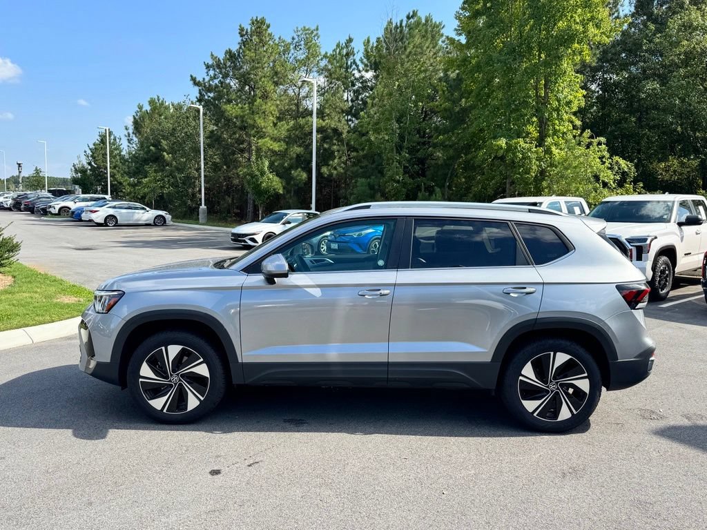 Used 2025 Volkswagen Taos SE AWD/4WD image 3
