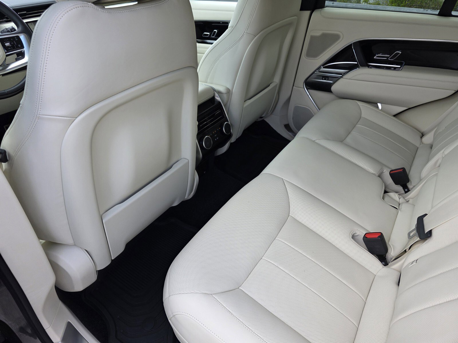 Certified 2025 Land Rover Range Rover SE image 15